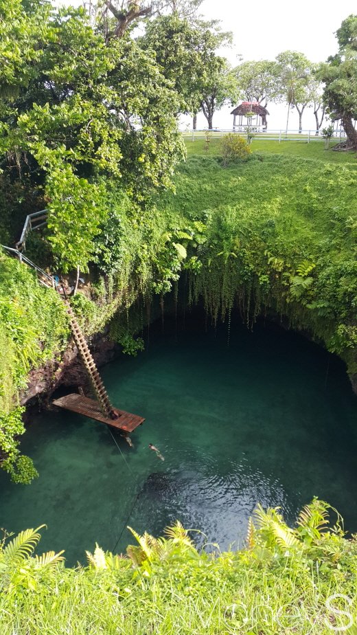 토 수아 오션 트렌치(To Sua Ocean Trench). 용암이 흘러나가며 형성된, 바다와 연결된 L자형 터널에 바닷물이 고여들어 천연 풀장이 만들어졌다. 사다리의 높이만 약 30m. 강심장을 지닌 여행자들은 사다리 꼭대기에서 다이빙을 하기도 한다. /사진=전명진 사진작가