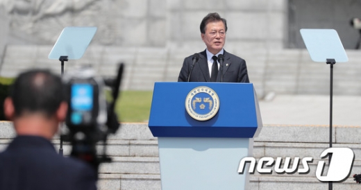 문재인 대통령이 6일 오전 국립대전현충원에서 열린 제63회 현충일 추념식에서 추념사를 하고 있다. /사진=뉴스1