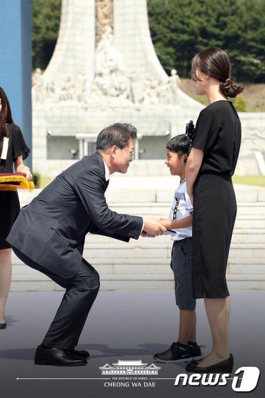 문재인 대통령이 6일 국립대전현충원에서 열린 제63회 현충일 추념식에서 국가유공자증서 대리 수상자인 고 정연호 경위 아들 정준용 군을 격려하고 있다. /사진=뉴스1(청와대 페이스북)