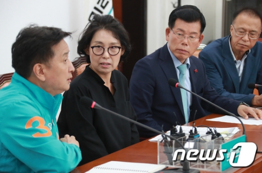 김영환 바른미래당 경기지사 후보, 이재명 더불어민주당 경기도지사 후보 형수 박인복씨, 장영하 성남시장 후보가 8일 국회에서 기자회견을 열고 이재명 후보의 '형수 욕설 논란'과 관련한 거짓 해명에 대해 반박하고 있다. /사진=뉴스1