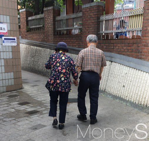 9일 오후 서울 종로구 사직동 주민센터 사전투표소에 사람들이 들어가고 있다. /사진=강산 기자