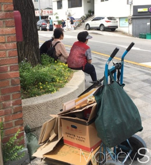 9일 오후 서울 종로구 사직동 주민센터 사전투표소 밖에 사람들이 앉아 있다. /사진=강산 기자