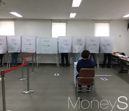 9일 오후 서울 종로구 사직동 주민센터 사전투표소 안에 사람들이 투표를 하고 있다. /사진=강산 기자