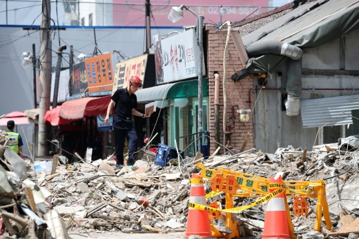 서울 용산구 상가건물 붕괴사고 현장에서 소방당국이 현장을 점검하는 모습. /사진=뉴시스 김선웅 기자 