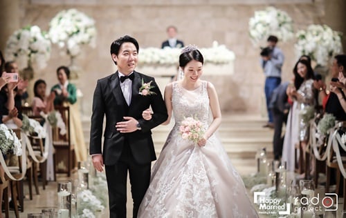 [★화보] 황현희 결혼, 13세 연하 아내와 웨딩마치… '행복한 새 신랑'