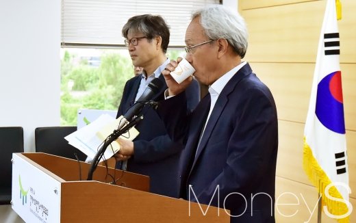 [머니S포토] 목 축이는 문성현 노사정위원장