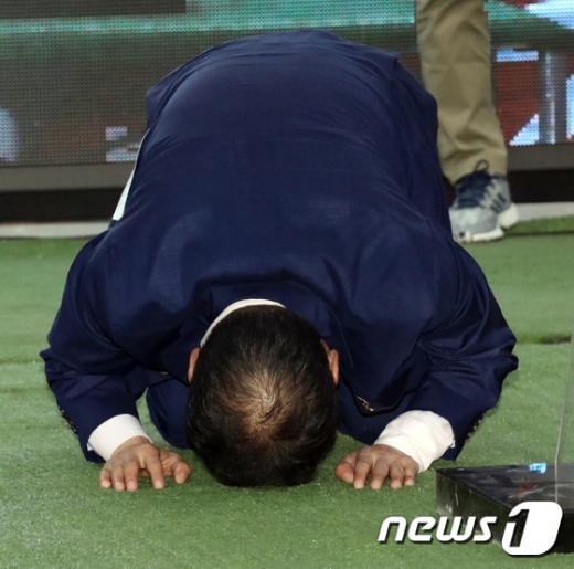 홍준표 자유한국당 대표가 9일 오후 부산 중구 광복동 패션거리 일대에서 부산 시민을 향해 큰절을 하고 있다./사진=뉴스1