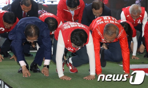 홍준표 자유한국당 대표(왼쪽부터), 서병수 부산시장 후보, 김대식 해운대구을 국회의원 후보가 9일 오후 부산 중구 광복동 패션거리 일대에서 부산 시민을 향해 큰절을 하고 있다./사진=뉴스1