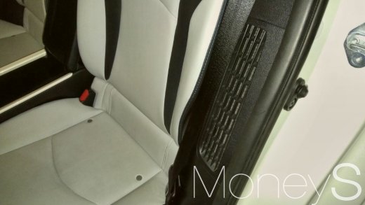 뒷좌석 시트 아랫부분 양쪽과 시트 뒤편에 ISOFIX 고정장치가 있다. /사진=박찬규 기자