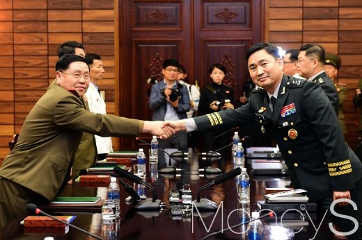 남북 군사회담. 남북 장성급 회담이 지난 2007년 12월 이래 10년6개월여 만에 열린 가운데 14일 경기도 파주시 판문점 통일각에서 김도균 남쪽 수석대표와 안익산 북쪽 수석대표가 악수하고 있다. /사진=사진공동취재단