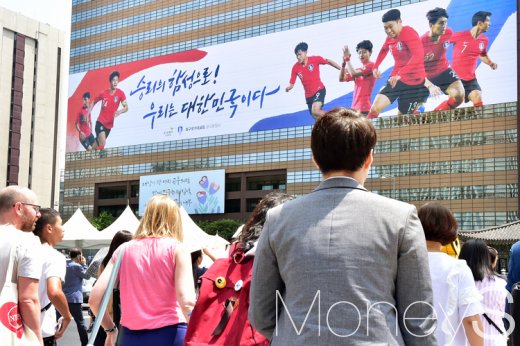 서울 광화문의 한 빌딩 외벽에 대한민국 축구 국가대표팀의 2018 러시아 월드컵 선전을 기원하는 현수막이 걸렸다. /사진=임한별 기자