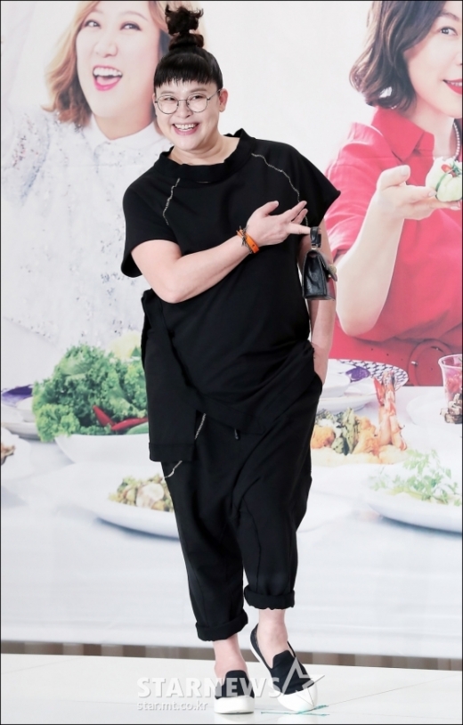 개그우먼 이영자가 18일 오후 서울 영등포구 타임스퀘어 아모리스홀에서 열린 올리브 '밥블레스유' 제작발표회에 참석해 포즈를 취하고 있다. /사진=스타뉴스