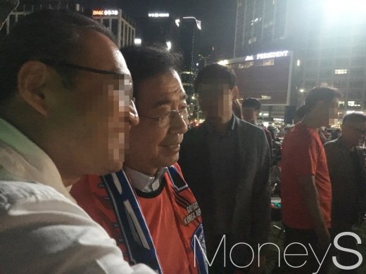 박원순 서울시장이 18일 서울광장에서 시민들과 사진을 찍고 있다. /사진=강산 기자
