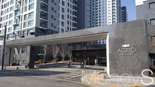 아파트 지하주차장 높이 규정이 기존의 ‘2.3m이상’에서 ‘2.7m이상’으로 상향된다. 사진은 서울 서초구 반포 아크로리버파크 주차장 입구. /사진=김창성 기자