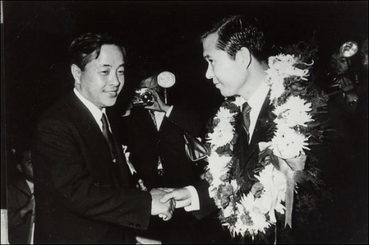 사진=김영삼 전 대통령과 김대중 전 대통령이 1970년 신민당 대선후보경선에서 악수를 하고 있다. /사진=김대중평화센터