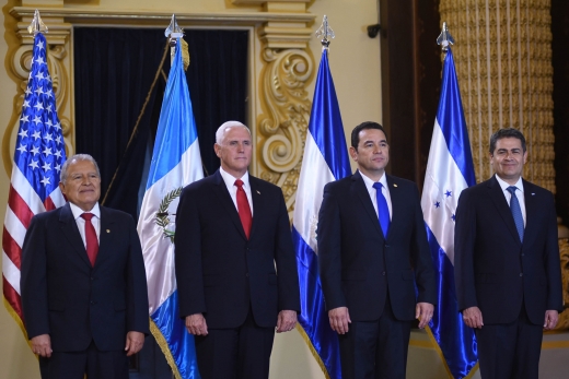 마이크 펜스 미국 부통령과 살바도르 산체스 엘살바도르 대통령, 지미 모랄레스 과테말라 대통령, 후안 올란도 에르난데스 온두라스 대통령./AFP=뉴스1