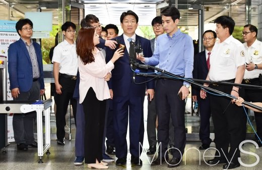 [머니S포토] 포토라인에 선 권성동, 구속 여부 언제쯤?