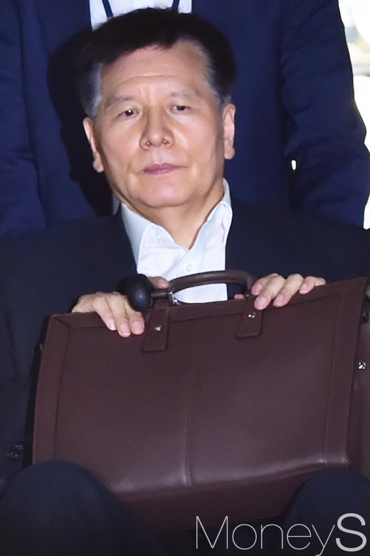 [머니S포토] 서류가방 꼬옥 쥔 이채필