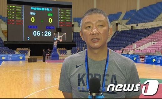허재 남자 농구 대표팀 감독이 4일 북한 평양 류경정주영체육관에서 통일농구경기에 앞서 훈련을 진행한 뒤 인터뷰에 응하고 있다. /사진=뉴스1(평양공동취재단 제공)