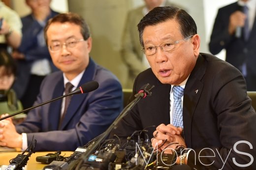 [머니S포토] 기내식 사태 사흘만에 입장 밝힌 박삼구