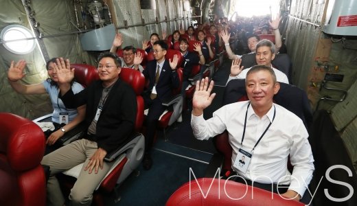 '남북통일농구경기'에 참석하는 허재 감독(앞줄 오른쪽)을 비롯한 선수단과 기자단이 3일 경기 성남시 서울공항에서 공군기 출발 전 손을 흔들고 있다. /사진=사진공동취재단