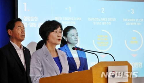 김상희 저출산·고령사회위원회 부위원장이 5일 오전 서울 세종로 정부서울청사 브리핑룸에서 '일하며 아이키우기 행복한 나라를 위한 핵심과제'를 발표했다./사진=뉴시스 