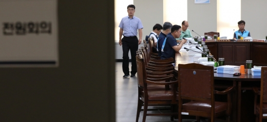 지난 11일 오후 정부세종청사에서 열린 최저임금위원회 전원회의에서 근로자위원과 공익위원들이 회의를 하고 있다. 이날 최임위 전원회의에는 최저임금 업종별 차등 적용안 부결에 반발하며 사용자 위원들이 불참했다. /사진=뉴시스 강종민 기자