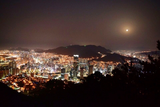10년간 야간 산행을 해온 호스트와 함께 부산의 황령산을 하이킹하는 트립이 있다. /사진제공=에어비앤비