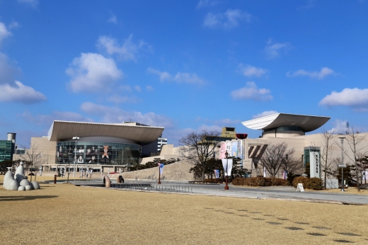 정부청사역에서 도보 20분 거리에 있는 대전시립미술관과 이응노미술관은 너른 잔디밭을 공유한다. /사진제공=한국관광공사