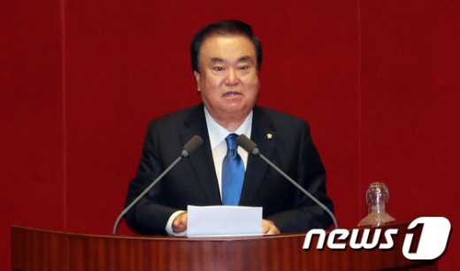 20대 국회 후반기 국회의장에 선출된 문희상 더불어민주당 의원이 13일 오전 서울 여의도 국회에서 열린 본회의에서 당선인사를 하고 있다./사진=뉴스1