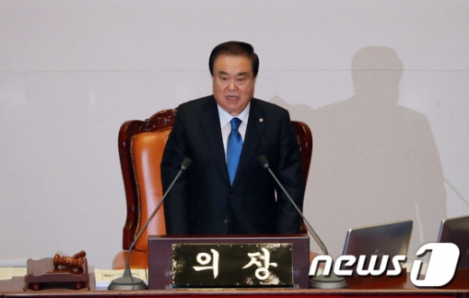 13일 서울 여의도 국회에서 열린 20대 국회 본회의에서 하반기 국회의장으로 선출된 문희상 더불어민주당 의원이 부의장 선출과 관련해 의사진행을 하고 있다./사진=뉴스1