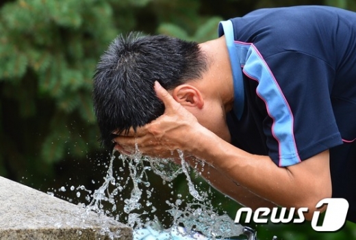 무더위에 세수하는 시민./사진=뉴스1