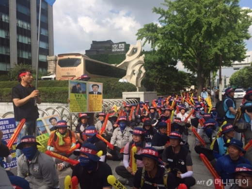 현대중공업 노조가 13일 오후 서울 계동 현대빌딩 앞에서 고용안정대책 촉구 집회를 열고 있다./사진=머니투데이