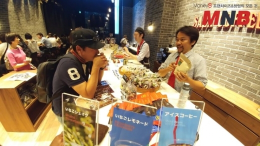 / 커피전문가인 연두커피 여선구 대표가 일본의 한 커피매장 전문가와 커피에 대한 의견을 나누고 있다.(사진=강동완기자) @머니S MNB, 식품 외식 유통 · 프랜차이즈 가맹 & 유망 창업 아이템의 모든 것