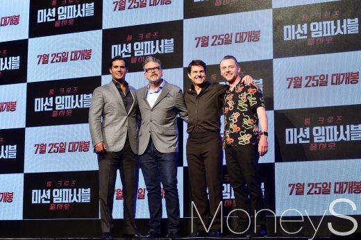 할리우드 액션 블록버스터 미션임파서블의 6번째 작품인 '미션임파서블: 폴아웃(감독 크리스토퍼 맥쿼리)' 내한 기자회견이 16일 서울 잠실 롯데월드호텔에서 열린 가운데 크리스토퍼 맥쿼리 감독, 톰 크루즈를 비롯한 출연진이 포토타임을 갖고 있다. /사진=임한별 기자