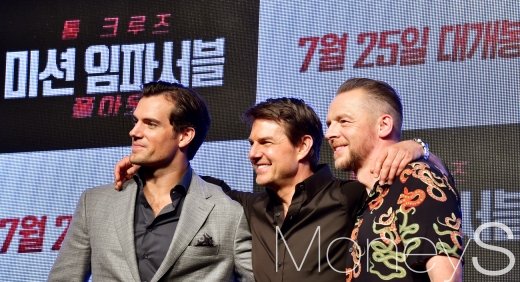 할리우드 액션 블록버스터 미션임파서블의 6번째 작품인 '미션임파서블: 폴아웃(감독 크리스토퍼 맥쿼리)' 내한 기자회견이 16일 서울 잠실 롯데월드호텔에서 열린 가운데 배우 헨리 카빌(왼쪽부터), 톰 크루즈, 사이먼 페그가 포토타임을 갖고 있다. /사진=임한별 기자