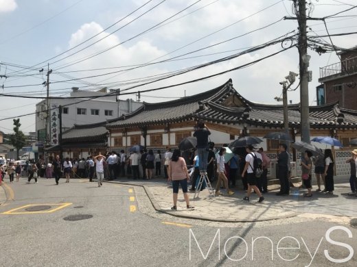 초복인 17일 낮 12시 서울시 종로구 체부동 토속촌 삼계탕 앞에 사람들이 줄을 길게 늘어섰다. /사진=김유림 기자