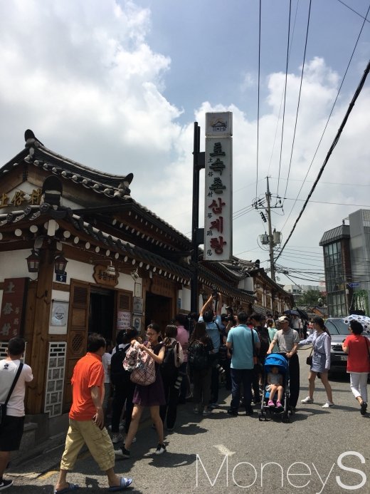 초복인 17일 낮 12시 서울시 종로구 체부동 토속촌 삼계탕 앞에 사람들이 줄을 길게 늘어섰다. /사진=김경은 기자