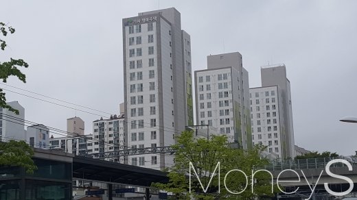 LH가 청년·신혼부부 등을 대상으로 매입임대리츠 109호 입주자를 모집한다. 자료 사진은 서울 가좌지구 행복주택. /사진=김창성 기자