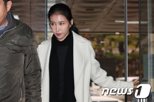 방송인 김정민이 전 남자친구 손씨를 상대로 낸 공갈 및 협박 혐의 관련 3회 공판에 증인으로 출석하기 위해 지난해 11월 서울 서초구 서울중앙지방법원에 들어서고 있다. /사진=뉴스1
