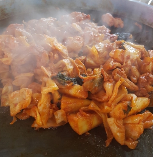 춘천하면 떠오르는 닭갈비. 아이들이 먹을수 있도록 간장 닭갈비를 하는 곳도 있으니 미리 찾아보고 가면 좋다.