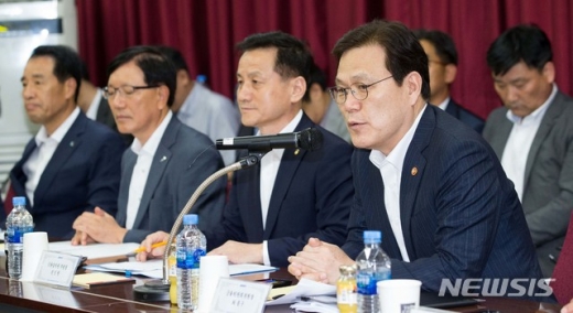 최종구 금융위원장이 19일 전남 해남군에 위치한 중견조선사인 대한조선을 방문해 '조선기자재업체 현장간담회'를 하고 있다./사진=뉴시스