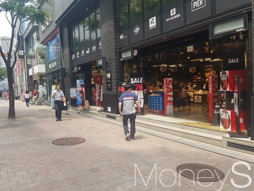 명동의 한 신발 매장./사진=심혁주 기자