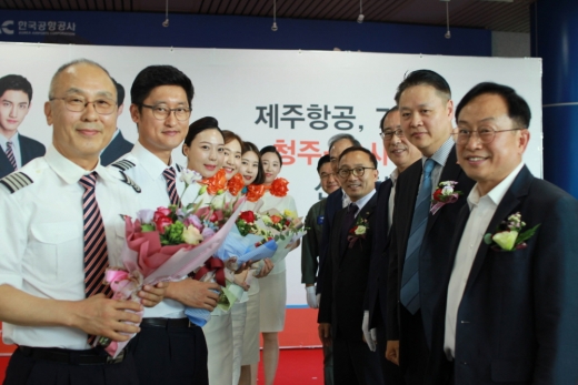 제주항공이 청주-오사카-괌 노선에 신규 취항한다. 사진은 취항식 모습. /사진=제주항공 제공