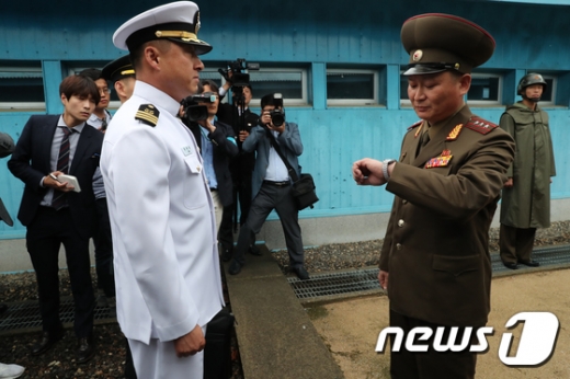 지난달 14일 오전 경기도 파주시 판문점에서 남북 장성급 회담 남쪽 대표단을 인솔하기 위해 군사분계선으로 온 북쪽 군관계자가 시간을 확인하고 있다./사진=뉴스1(사진공동취재단)