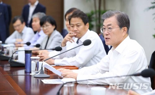문재인 대통령이 지난달 2일 청와대 여민관에서 열린 수석보좌관회의를 주재하고 있다./사진=뉴시스