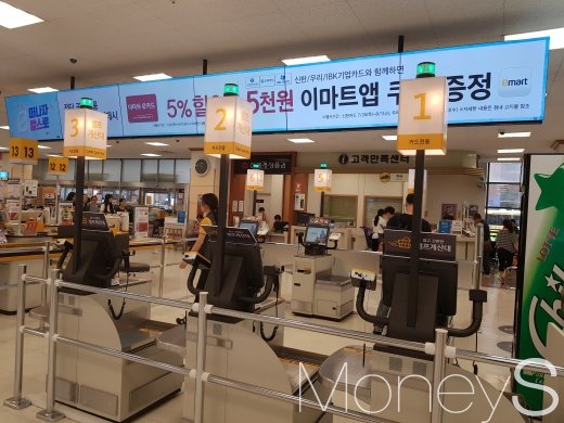사라지는 점원들… '셀프 계산대'의 그림자