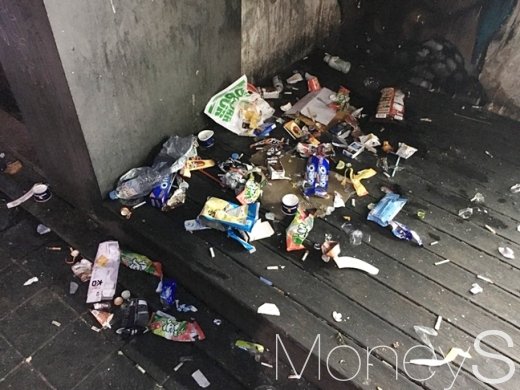 지난 4일 밤 서울 용산구 이태원거리에 무단 투기한 쓰레기들. /사진=강산 기자