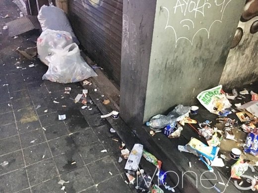 지난 4일 밤 서울 용산구 이태원거리에 지저분하게 쌓인 쓰레기들. /사진=강산 기자