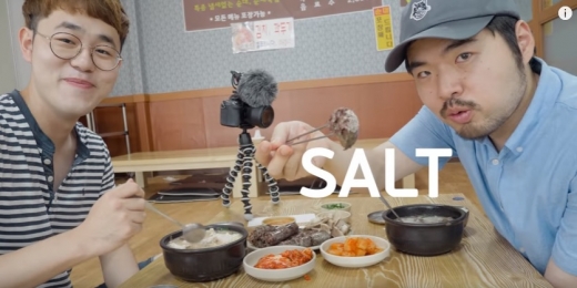 방구석리뷰룸 채널 방송 모습./사진=유튜브 방송 캡처